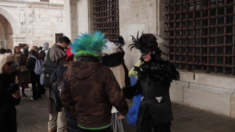 Trotz-Der-Absage-Des-Berühmten-Karnevals-In-Venedig-Posieren-Die-Menschen-Immer-Noch-Verkleidet-Für-Die-Fotografen-In-Der-Nähe-Des-Markusplatzes