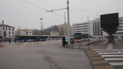 Toma-Panorámica-De-La-Estación-De-Autobuses-De-Venecia-Después-Del-Carnaval-Cancelado.