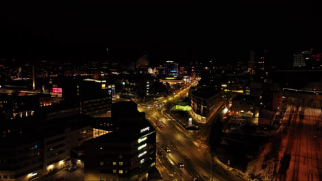 Luftaufnahme-Der-Beleuchteten-Straßen-Des-Bezirks-Ratina,-Winterabend-In-Tampere,-Finnland