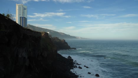 Panoramablick-Auf-Die-Küste-Von-Puerto-De-La-Cruz-Mit-Einem-Hohen-Hotel-Mit-Blick-Auf-Das-Meer