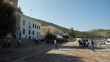 Streetview-En-La-Plaza-Frente-Al-Monasterio-Con-Muchos-Turistas-Después-De-La-Llegada-Del-Ferry