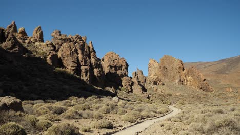 Camino-E-Interesantes-Formaciones-Rocosas-En-El-Parque-Nacional-Del-Teide.