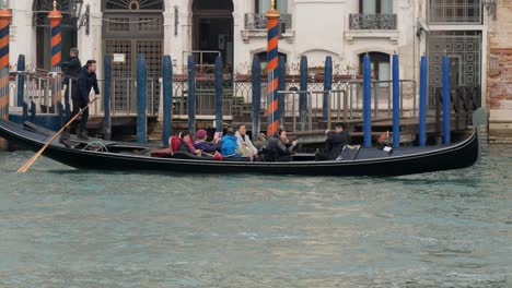 Asiatische-Touristen-In-Einer-Gondel-Einen-Tag-Nach-Der-Absage-Des-Karnevals-In-Venedig
