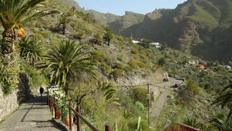 Un-Camino-Estrecho-Conduce-Hacia-El-Valle-En-El-Pueblo-De-Masca.