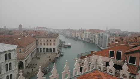 Inclinándose-Lentamente-Hacia-Abajo-En-Venecia-Desde-La-Terraza-Del-Hotel-Rialto-En-Un-Día-Nublado