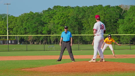 Baseballspiel-–-Der-Pitcher-Wirft-Den-Ball-Auf-Den-Schlagmann,-Während-Der-Schiedsrichter-An-Der-Seite-Steht
