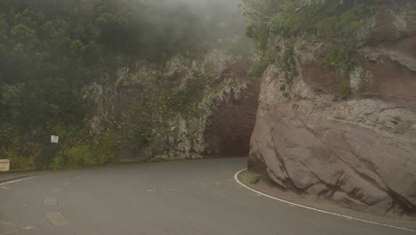 Coches-Saliendo-De-Un-Túnel-En-Una-Carretera-Con-Niebla-En-El-Norte-De-Tenerife