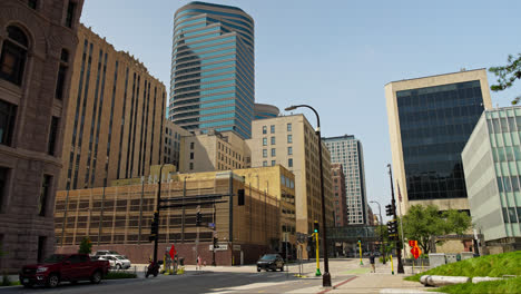 Vista-Del-Paisaje-Urbano-De-Edificios-Emblemáticos-En-El-Centro-De-Minneapolis-En-Minnesota,-Estados-Unidos-En-Un-Día-Soleado