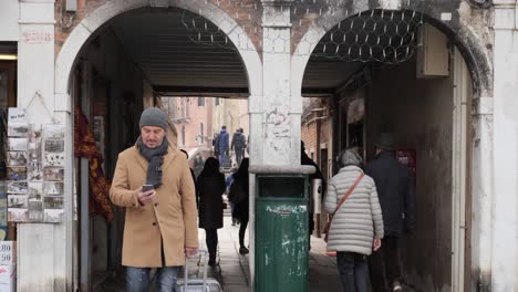 Gente-Caminando-Por-Un-Corto-Túnel-En-Venecia,-Un-Día-Después-Del-Carnaval-Cancelado.