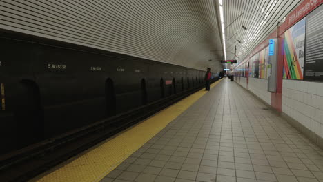 Hombre-Esperando-El-Tren-En-La-Estación-Vacía-De-Metro-De-5th-Ave-En-Nueva-York-Durante-El-Brote-De-Coronavirus