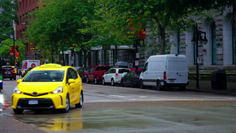 Vehicles-Rushing-On-Wet-Roads-Of-Downtown-Vancouver-In-British-Columbia,-Columbia