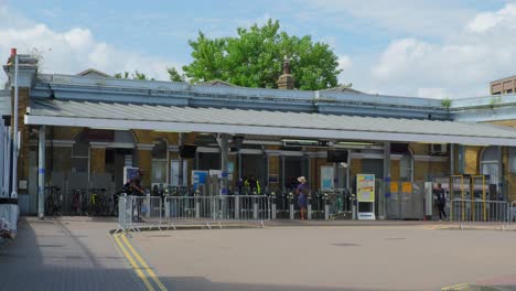 Barreras-De-Entrada-A-La-Estación-De-Tren-De-Lewisham-En-El-Sureste-De-Londres,-Reino-Unido