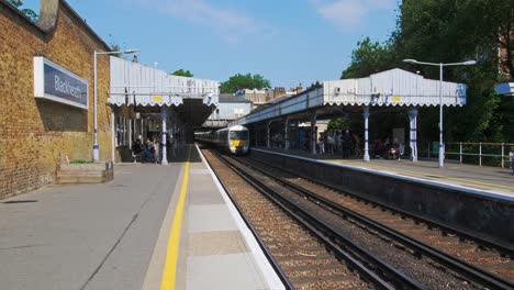 Tren-De-Cercanías-Del-Sudeste-Llegando-Y-Llegando-A-La-Estación-De-Blackheath,-Zona-3,-Londres