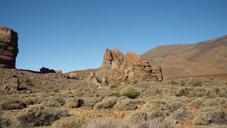 Grandes-Formaciones-Rocosas-Del-Parque-Nacional-Del-Teide-Con-Turistas-De-Senderismo