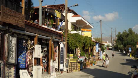 Bunte-Straßenansicht-Des-Ruhigen-Dorfes-Siana,-Rhodos