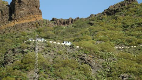 Jeeps-Bajando-Por-La-Estrecha-Carretera-En-Las-Montañas-De-Tenerife