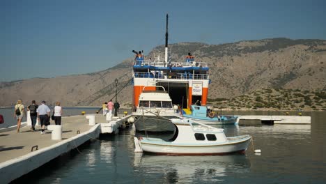 La-Gente-A-Bordo-Del-Ferry-En-El-Puerto-De-Panormitis
