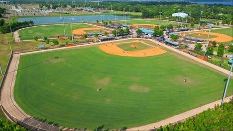 Jugadores-Jugando-Béisbol-En-El-Campo-Del-Parque-Deportivo-Lake-Myrtle-En-Auburndale,-Florida