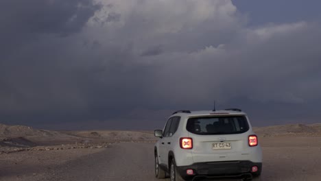 Auto-Fährt-In-Richtung-Blitz-In-Der-Atacama-Wüste,-Chile