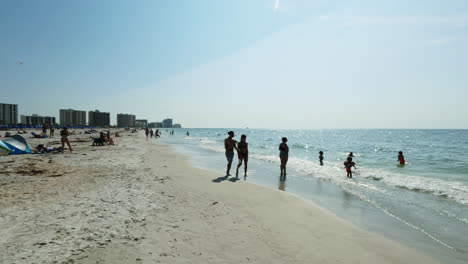 Qualitätszeit-Am-Clearwater-Beach,-Florida:-Bindung-Zwischen-Familien-Und-Paaren