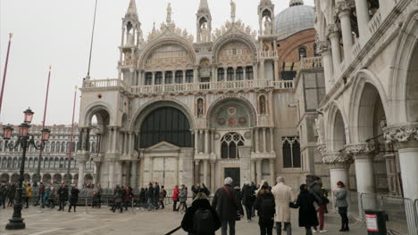 Gente-Caminando-Por-La-Parte-Cerrada-De-La-Plaza-Frente-A-La-Basílica-De-San-Marcos-En-El-último-Día-Del-Carnaval-De-Venecia