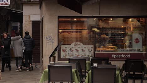 Gente-Pasando-Por-Un-Restaurante-De-Comida-Rápida-En-Venecia.