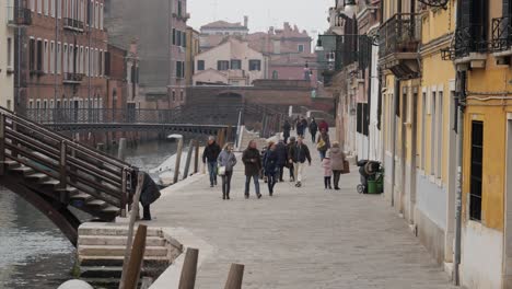 A-less-crowded-street-scene-in-Venice,-one-day-after-the-cancelled-Carnival