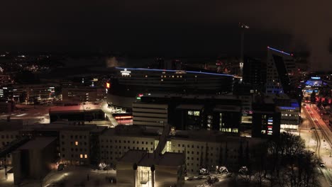 Vista-Aérea-Frente-Al-Nokia-Areena,-Tarde-De-Invierno-En-Tampere,-Finlandia---Seguimiento,-Disparo-Con-Drones