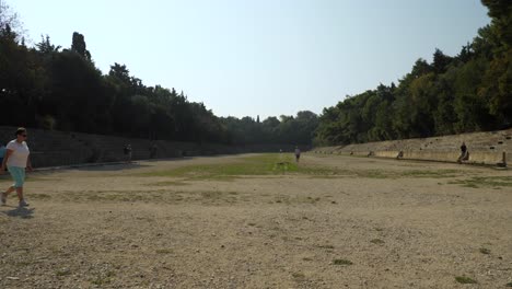 Touristen-Im-Antiken-Stadion-Der-Akropolis-Von-Rhodos