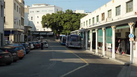 Streetview-De-La-Ciudad-De-Rodos-Con-Autobuses-En-El-Carril-Bus
