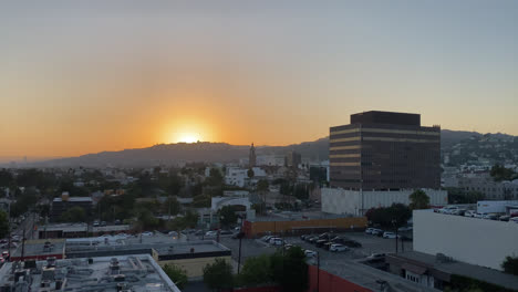 Los-Angeles-Im-Sonnenuntergang-Mit-Dem-CNN-Gebäude-In-Kalifornien,-USA-–-Schwenk