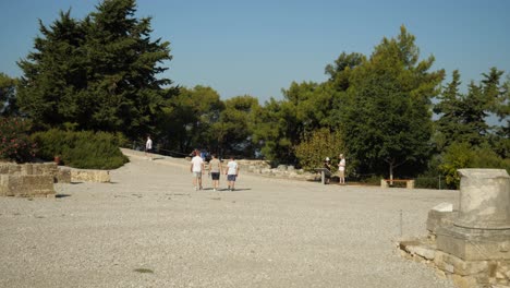 Touristen,-Die-Am-Eingang-Der-Akropolis-Von-Kamiros-Spazieren
