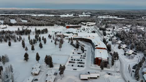 Aerial-view-towards-the-Holiday-club-Katinkulta-resort-in-Vuokatti,-Finland---tilt,-drone-shot