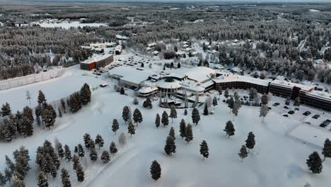 Aerial-view-towards-the-Holiday-club-Katinkulta-spa-hotel-in-Vuokatti,-Finland---approaching,-drone-shot