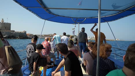 Touristen-An-Bord-Eines-Ausflugsbootes-In-Der-Nähe-Des-Hafens-Von-Rhodos
