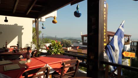Blick-Auf-Die-Hügel-Von-Rhodos-Von-Einem-Offenen-Dachrestaurant-In-Einem-Kleinen-Dorf,-Siana
