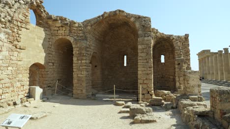 Ruinen-Einer-Alten-Steinbogenstruktur-Auf-Der-Akropolis-Von-Lindos