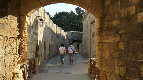 Couple-entering-the-Old-Town-of-Rhodes-through-a-small-gate