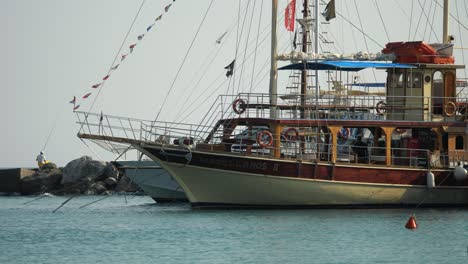 Dekoratives-Ausflugsboot-Im-Hafen-Von-Kolymbia
