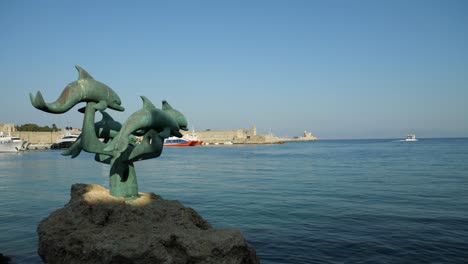 Delphinia-Skulptur-Im-Hafen-Von-Rhodos
