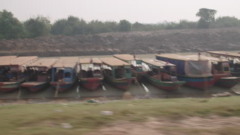 Boote-Entlang-Des-Flusses-In-Kampong-Phluk