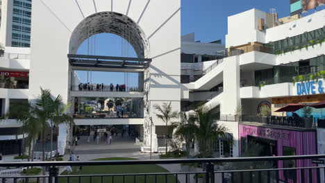 Menschenmenge,-Die-Tagsüber-Geschäftlich-Im-Hollywood-Boulevard-TCL-Theatre-Shopping-Center-In-Hollywood,-Kalifornien,-Einkauft