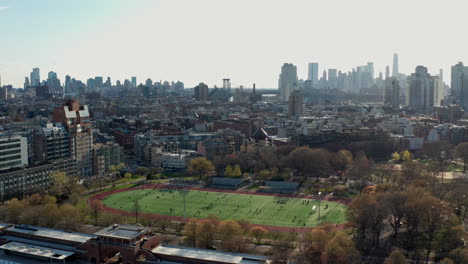 Toma-Amplia-Sobre-Brooklyn-Y-Manhattan-Con-Pista-De-Atletismo-Del-Parque-Mc-Warren.