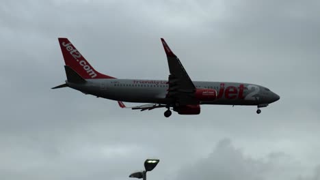 Rotes-Und-Graues-Jet2-Flugzeug,-Das-Am-Flughafen-Manchester-Landet