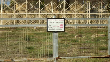 Warning-sign-by-the-Acropolis-of-Rhodes