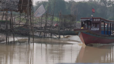 Boot-Fährt-Auf-Einem-Fluss-In-Der-Nähe-Von-Kampong-Phluk-Vorbei