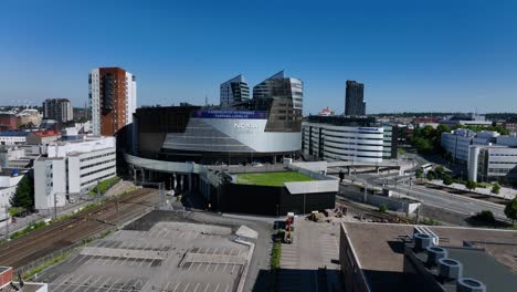 Luftaufnahme-Der-Nokia-Arena,-Im-Sonnigen-Tampere,-Finnland---Kreisende-Drohnenaufnahme