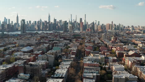 Manhattan-Skyline-Mit-Leerer-Straße-In-Der-Häuserzeile-In-Brooklyn-Während-Des-Vorstoßes-Der-Covid-Epidemie