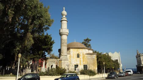 Mezquita-De-Murad-Reis-Con-Cementerio-Alrededor,-Vista-Desde-La-Calle,-Tiempo-Despejado