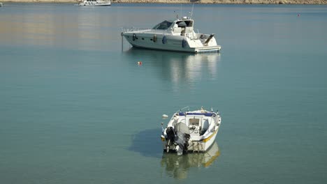 Boats-floating-in-the-sea-at-Lindos